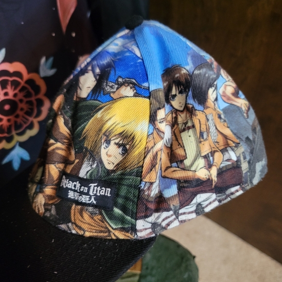 Attack on Titan Caps - Pick - Good condition! - Picture 4 of 8